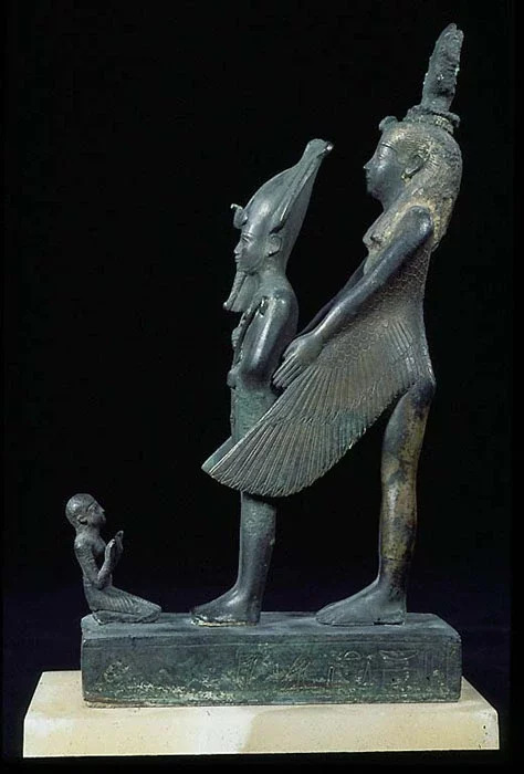 Статуэтка з егіпецкай калекцыі Міхала Тышкевіча: багіня Ізіда распраўляе крылы над богам Азірысам. Захоўваецца ў Луўры.