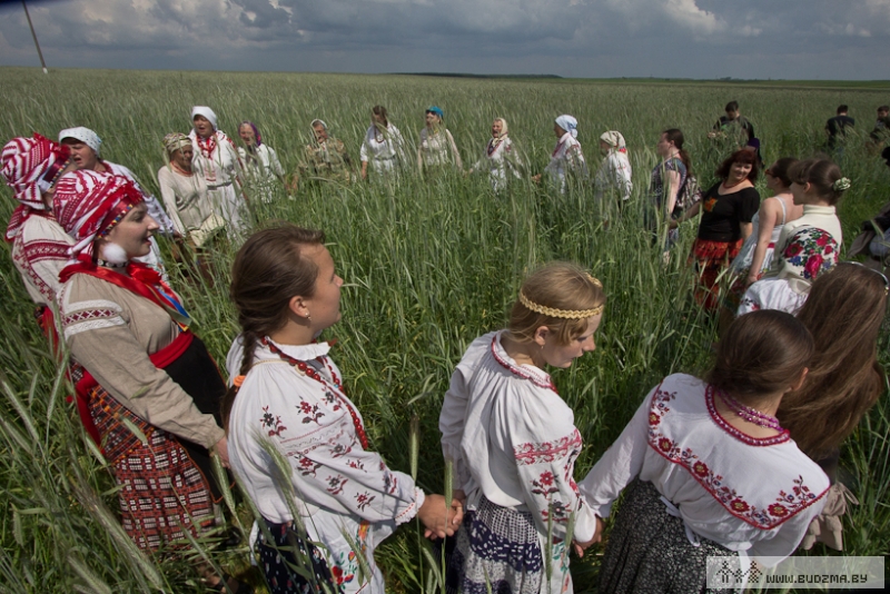 Беларуския песни. Обряд стрела. Беларусь в мае. Вождение стрелы обряд. Обряд стрела Брянской области.