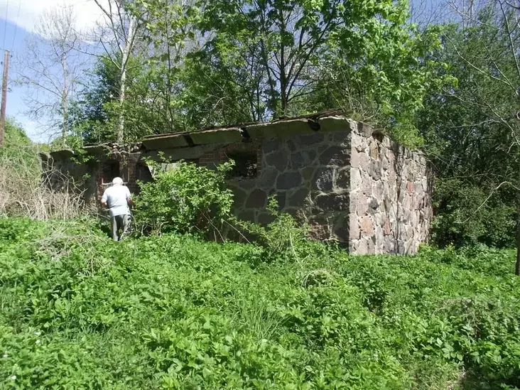 Reštki adnoj z haspadarčych pabudoŭ siadziby, skladzienaj z butavaha kamieniu