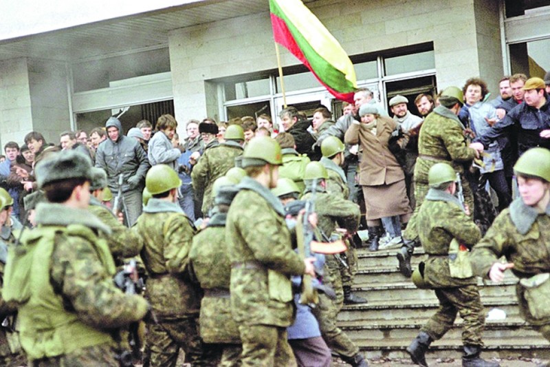 Абаронцы тэлевежы супраць узброеных вайскоўцаў у Вільні на пачатку 1991-га.jpg