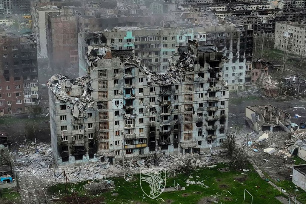 Razburenni ŭ horadzie Bachmut Danieckaj voblasci, Ukraina. 21 traŭnia 2023 hoda