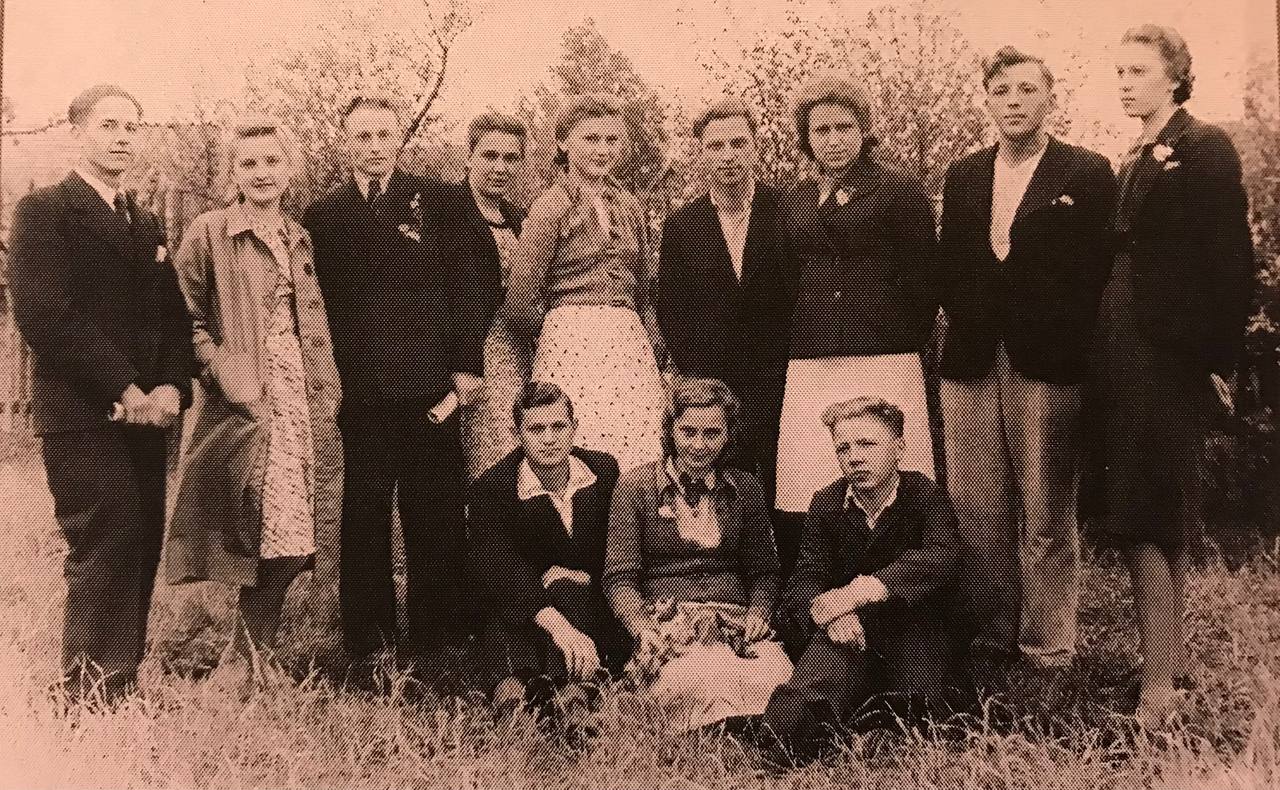 Škoĺnyja siabry, Viliejka, 1944 hod (Anatoĺ Zankovič — čacviorty sprava)