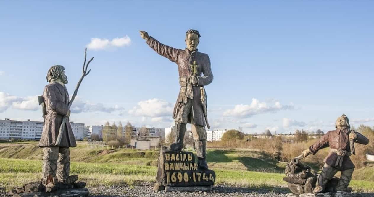 Драўляныя скульптуры ў Крычаве, прысвечаныя паўстанню пад кіраўніцтвам Васіля Вашчылы.