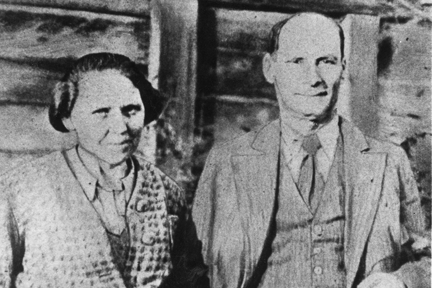 Maryja Dzmitryjeŭna i Jakub Kolas kalia svajho doma. Minsk, 1941 h.