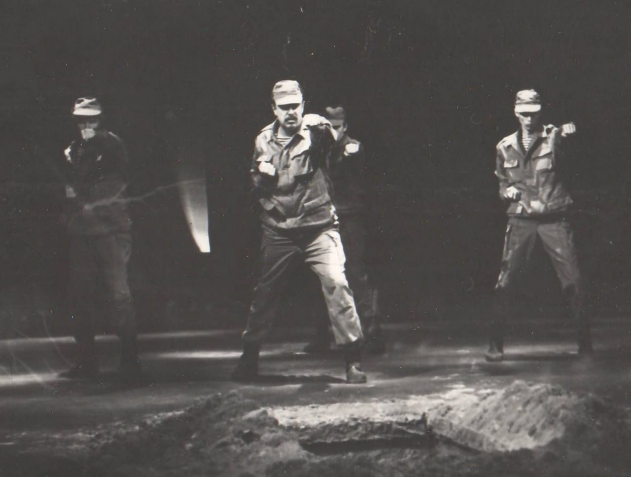 Scena sa spiektaklia «Cynkavyja chlopčyki». Režysior Valieryj Rajeŭski. Teatr imia Janki Kupaly (1991-1992 hh).