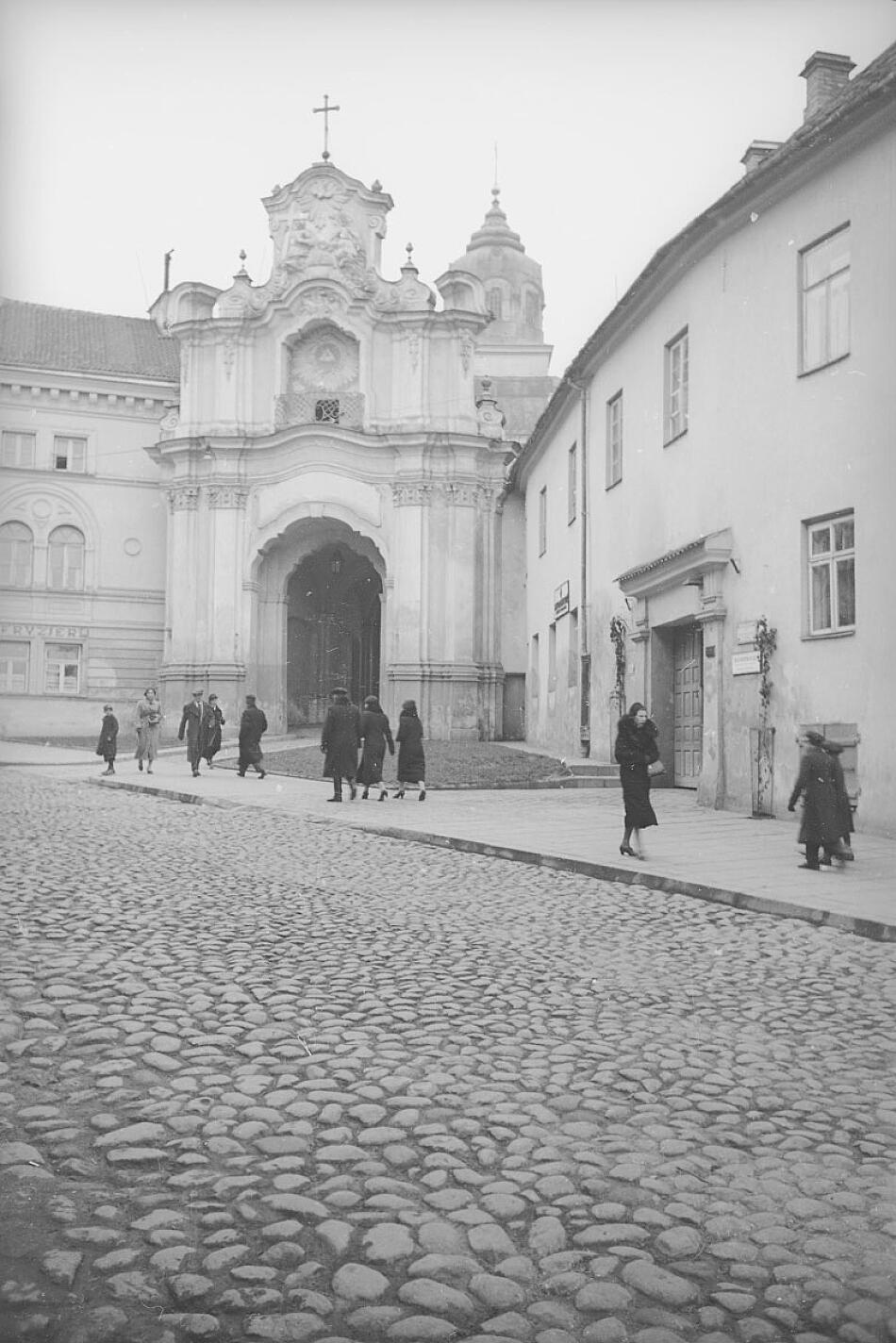 Za hetaj baročnaj bramaj znachodziacca bazylianskija mury — bylyja manastyrskija budynki, dzie filamataŭ trymali ŭ zniavolienni padčas sliedstva