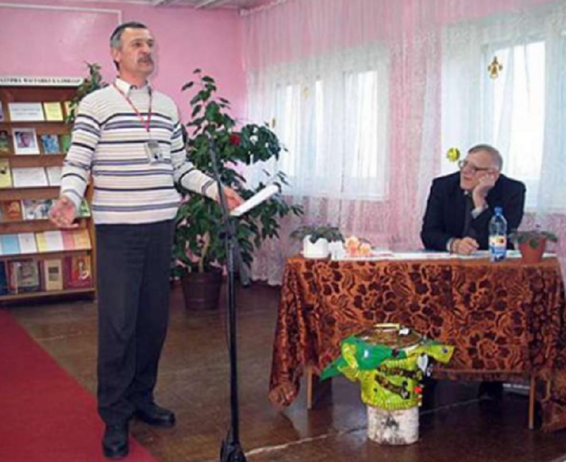 Mikola Papieka ŭručyŭ Miadovuju litaraturnuju premiju Aliesiu Zajku