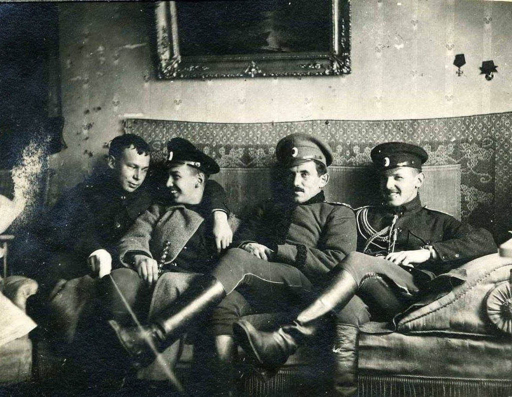 Балаховіч з афіцэрамі падчас Першай Сусветнай.jpg
