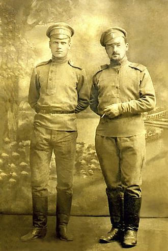 Макар Касцевіч (злева) у царскім войску.jpg