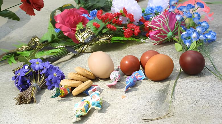 Jajki, kvietki, cukierki i piečyva — abaviazkovy «pačastunak», jaki kladuć na mahilu pamierlaha svajaka