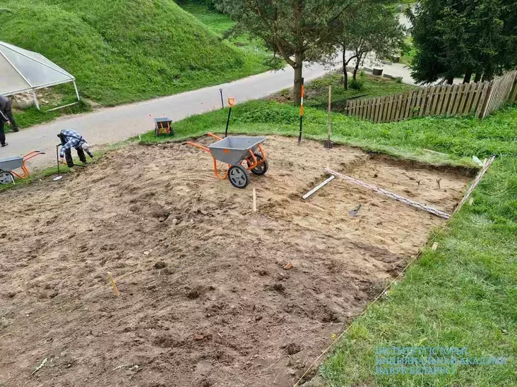 Raskopki vala Zaslaŭskaha zamka