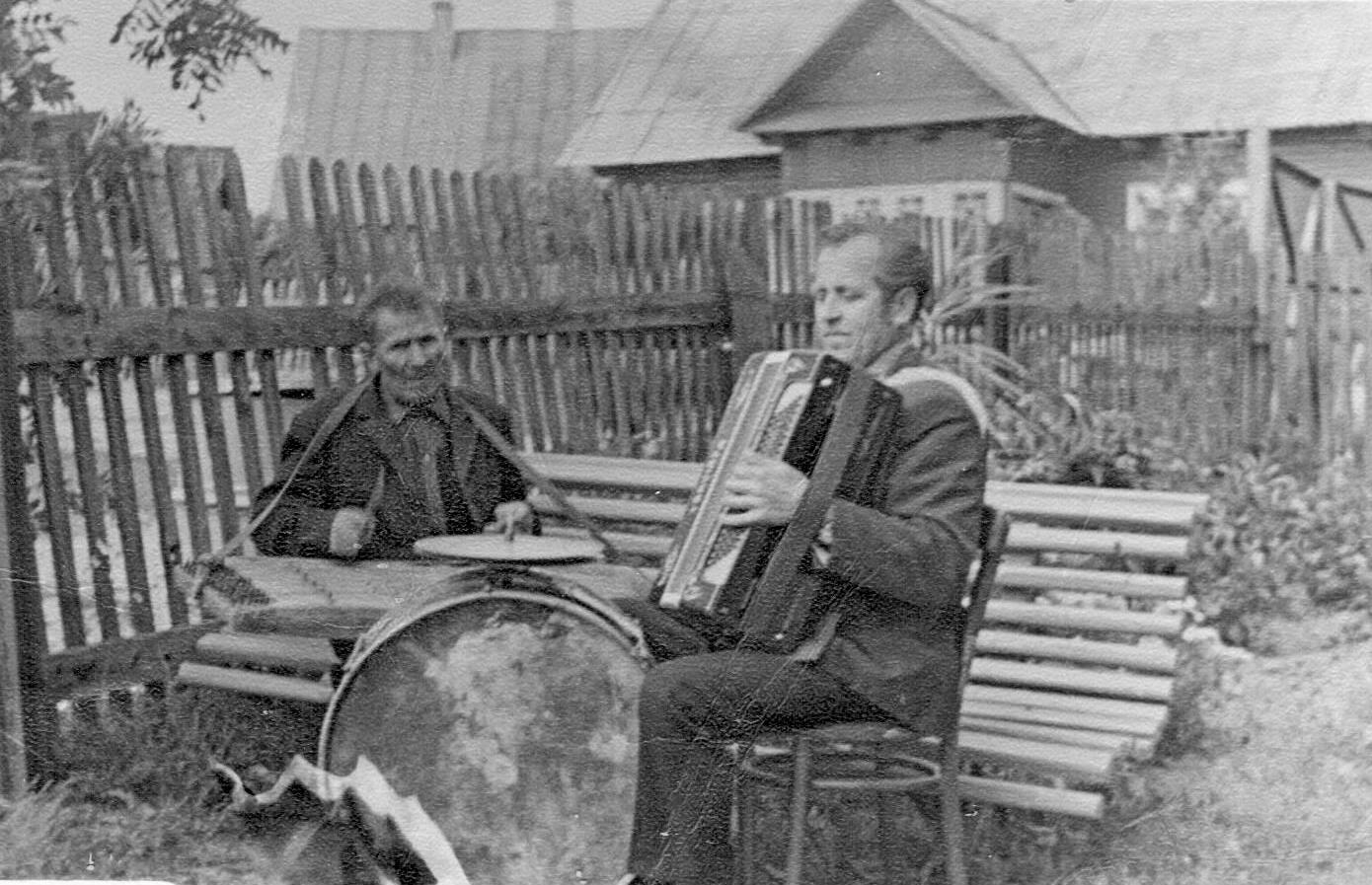 Uladzislaŭ Valatkovič na pačatku 1980-ch sa svaim kalieham «pa hastroliach»