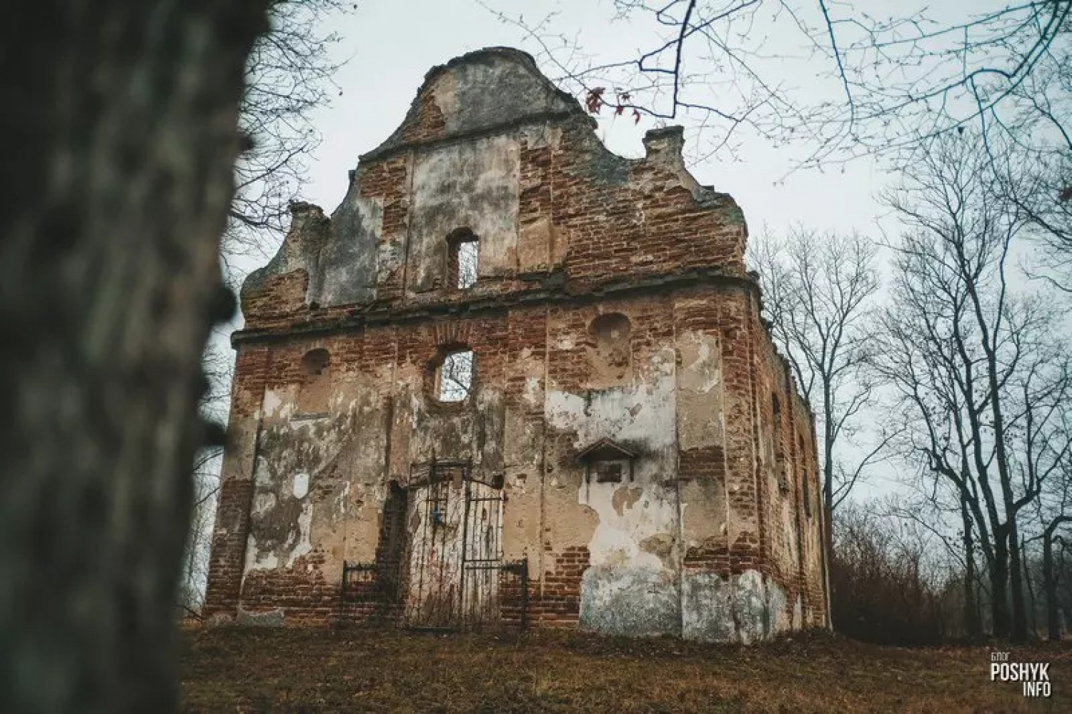 Ruiny kasciola ŭ vioscy Jazviny