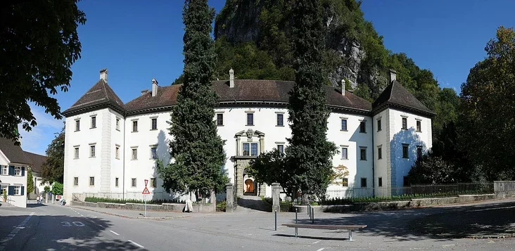 Palac rodu Vaĺdburh-Cajĺ u Hoenems