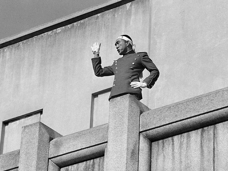 Юкіа Місіма выступае перад Сіламі самаабароны, 1970