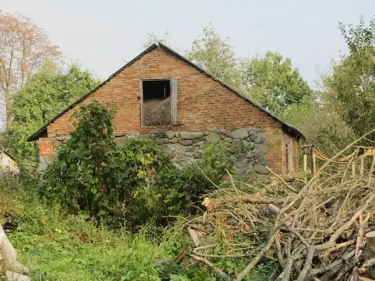 Reštki adnoj z haspadarčych pabudoŭ siadziby, skladzienaj z butavaha kamieniu