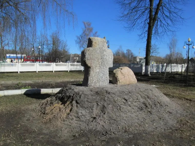Kamienny kryž i kamiennaje nadmahillie