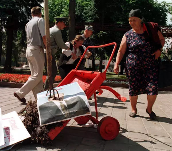 Samy viadomy pierformans Aliesia Puškina «Hnoj dlia prezidenta», 1999 hod (na piacihoddzie praŭliennia Aliaksandra Lukašenki)