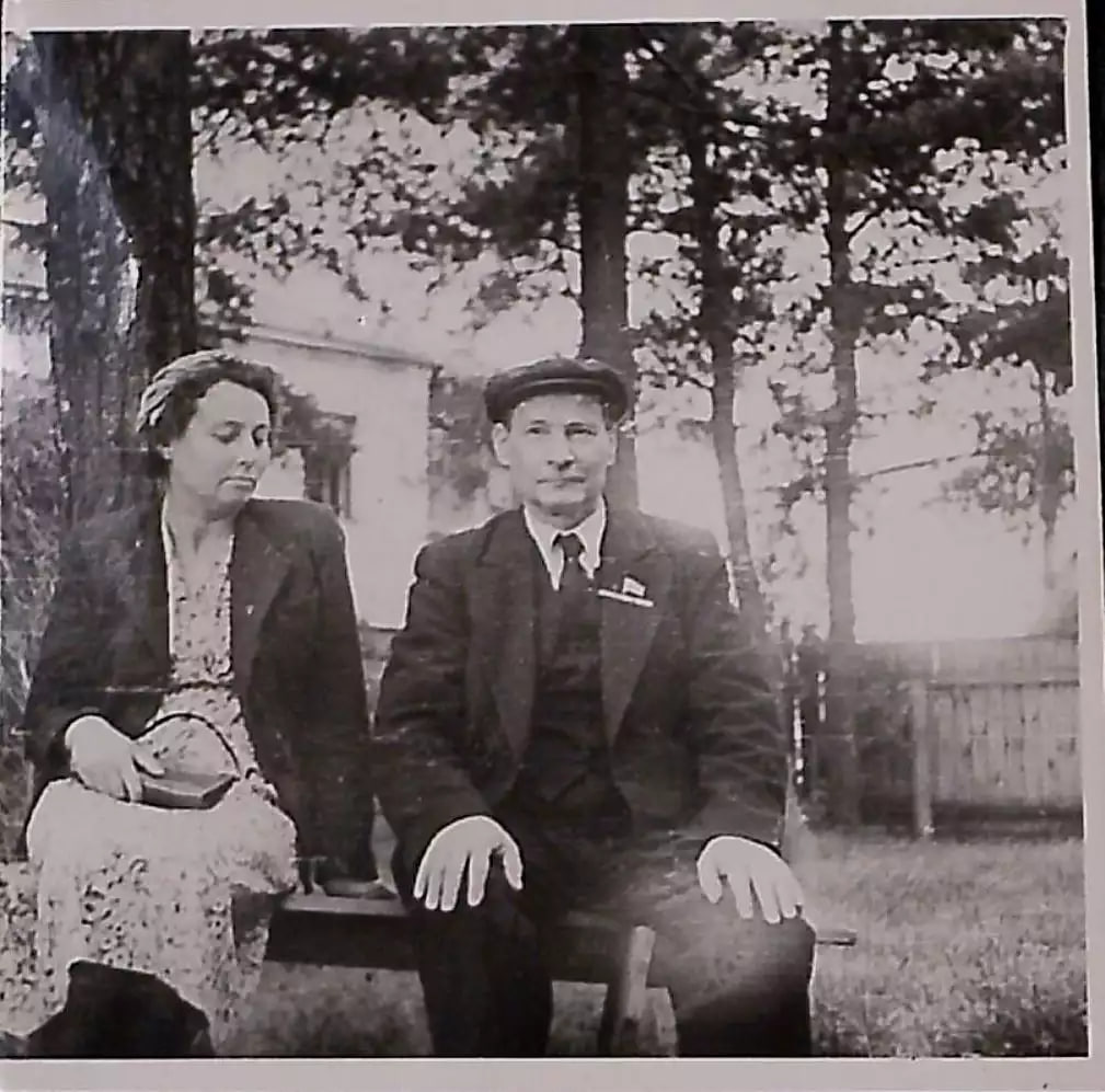 Z Jakubam Kolasam u dvoryku doma paeta. 1948-y