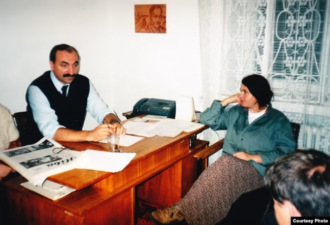 U redakcyi bielastockaj «Nivy»: Jaŭhien Miranovič i Hanna Kandraciuk, 1990-ja hady