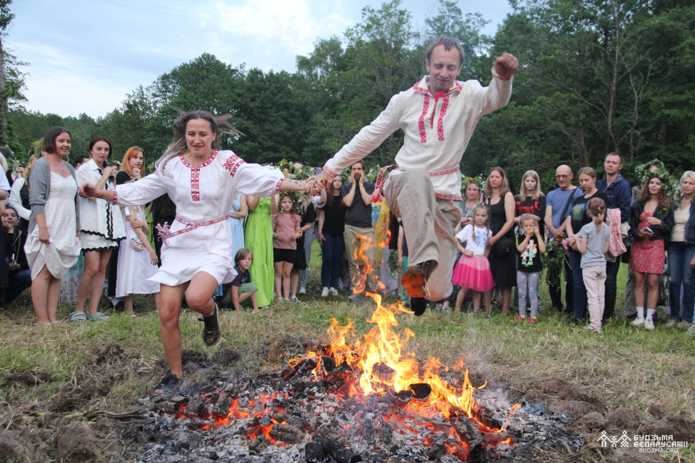 Skoki praz vohnišča