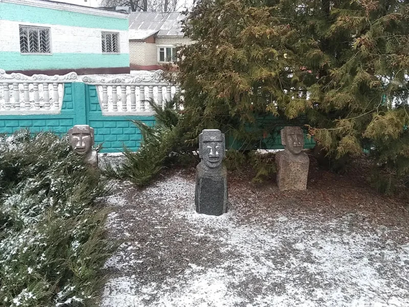 Pamienšanyja kopii statuj z vostrava Paschi