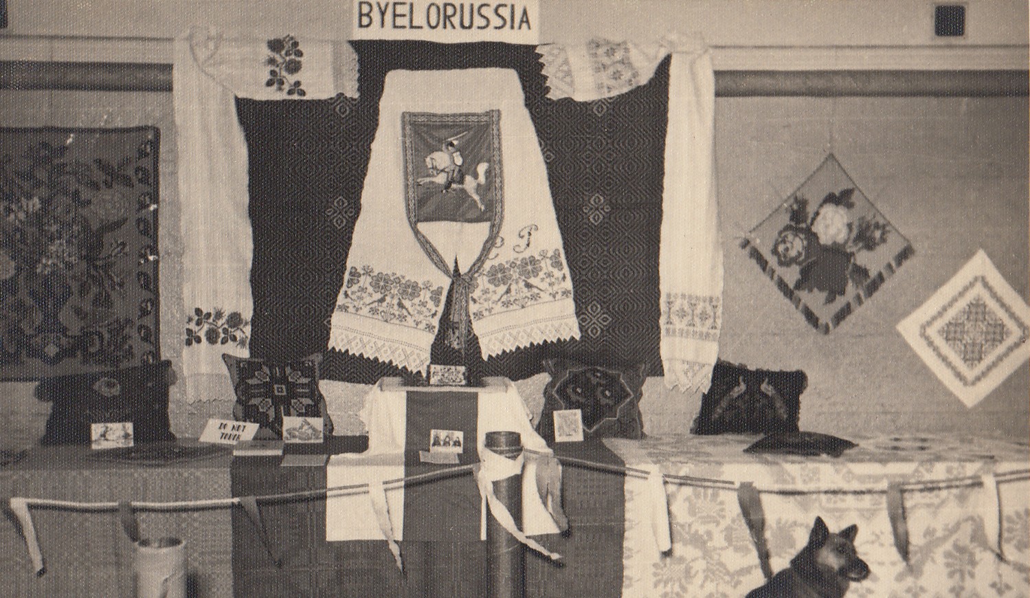Bielaruski stend na šmatkuĺturnaj vystavie ŭ Piercie (Aŭstralija). 1953 h.
