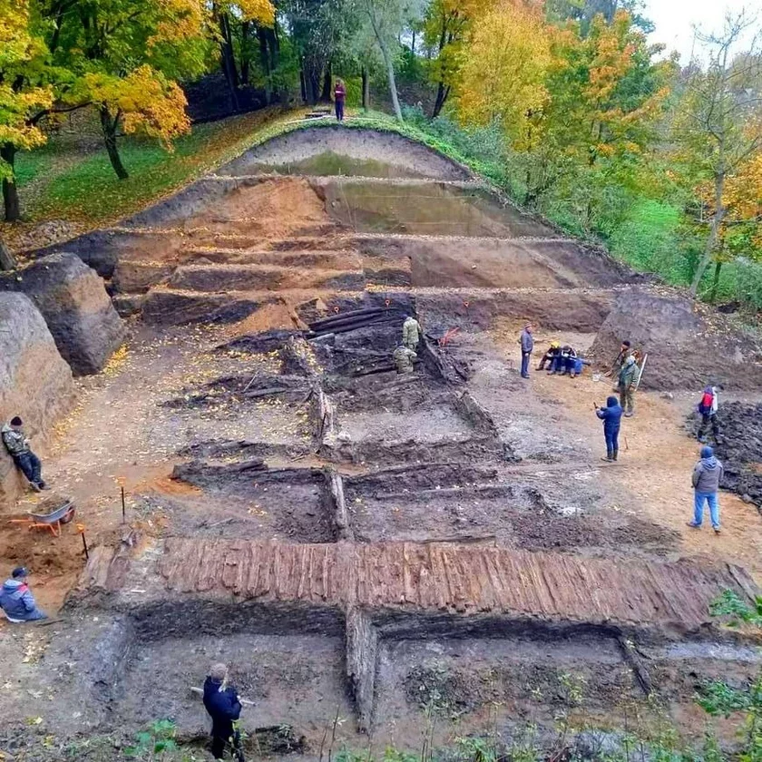 Raskopki na valie haradzišča na Miency