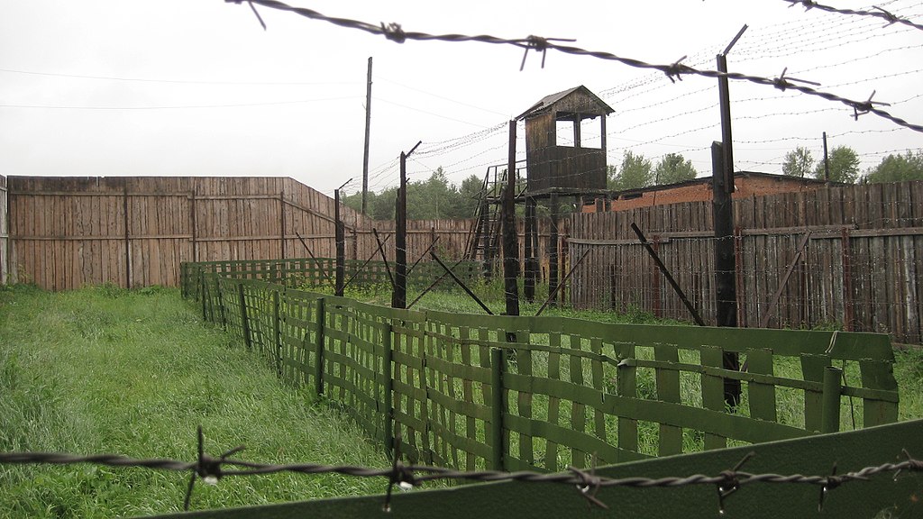 1024px-The_fence_at_the_old_GULag_in_Perm-36.JPG