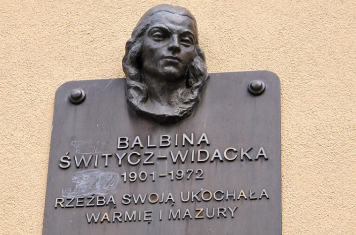 Miemaryjaĺnaja šyĺda na budynku Varminska-Mazurskaha ŭniviersiteta