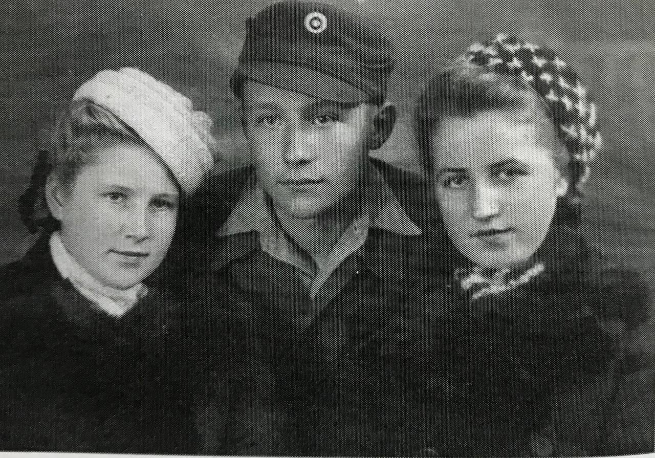 Siarhiej Viĺčycki z siabroŭkami, Baranavičy, 1943