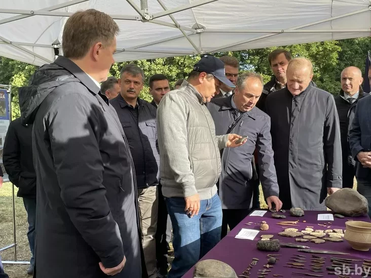 Premjer-ministr Raman Haloŭčanka na raskopkach haradzišča na Miency