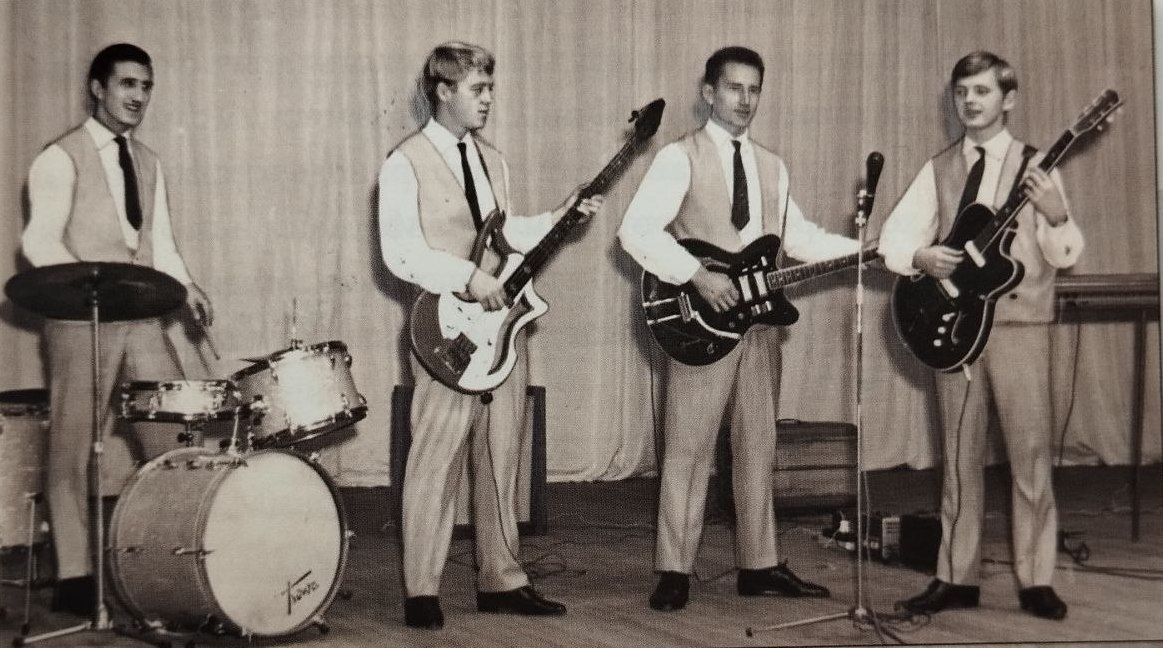 Юрый Антонаў (справа з гітарай) у складзе ВІА «Мелодыі і рытмы», 1966 год.