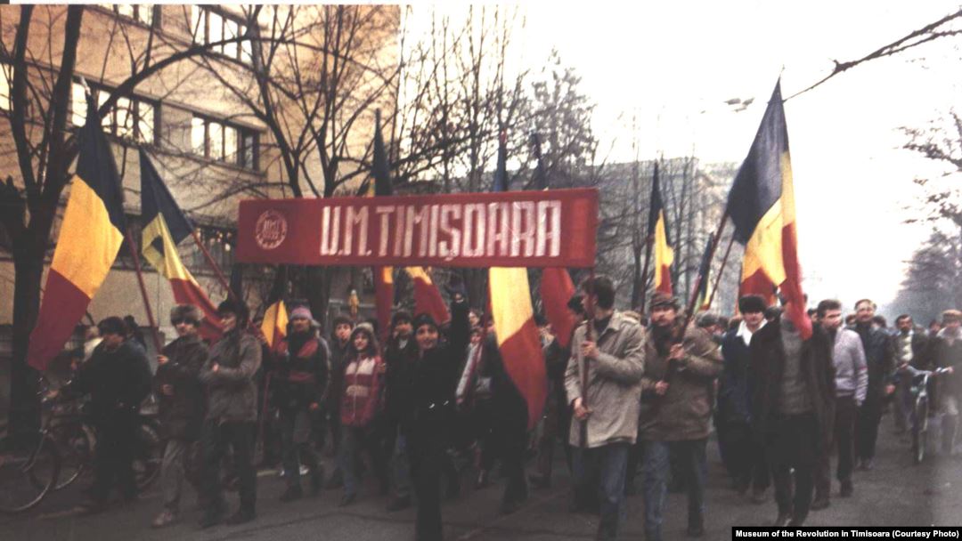 Румынскія дэманстранты ў 1989-м нясуць плакат з надпісам 'Тымішаара'.jpg