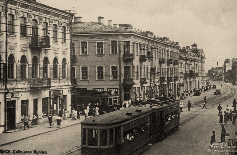 Dachodnyja damy na skryžavanni vulic Savieckaj (pr-t Niezaliežnasci) i Valadarskaha, 1930-ja hh.