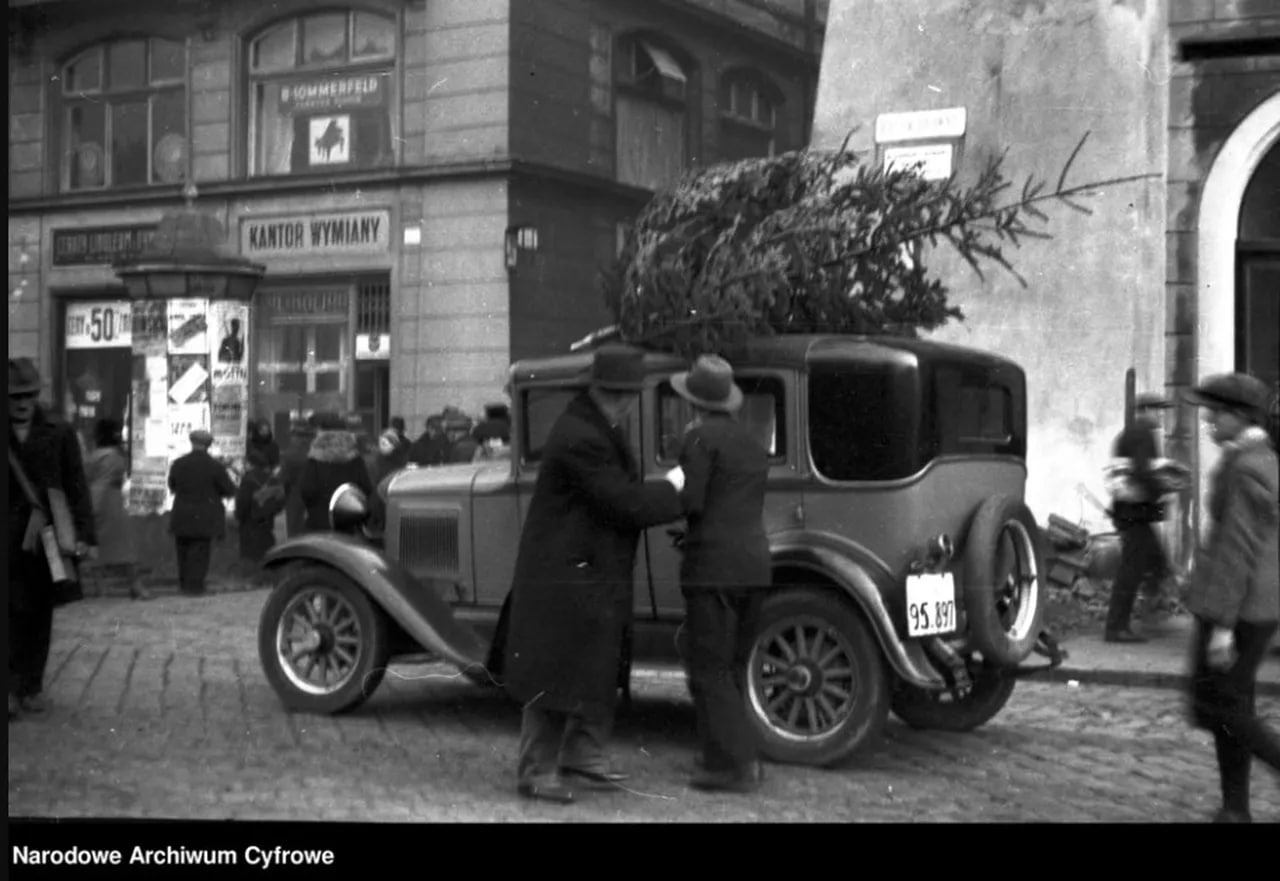 Kaliadnaja jelka na dachu aŭtamabilia. Krakaŭ, 1938 hod