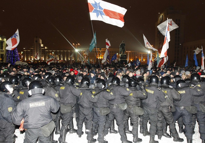 Міліцыя супраць дэманстрантаў на плошчы Незалежнасці 19 снежня 2010-га.jpg