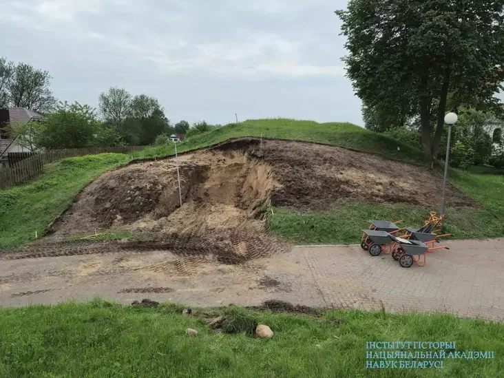 Raskopki vala Zaslaŭskaha zamka