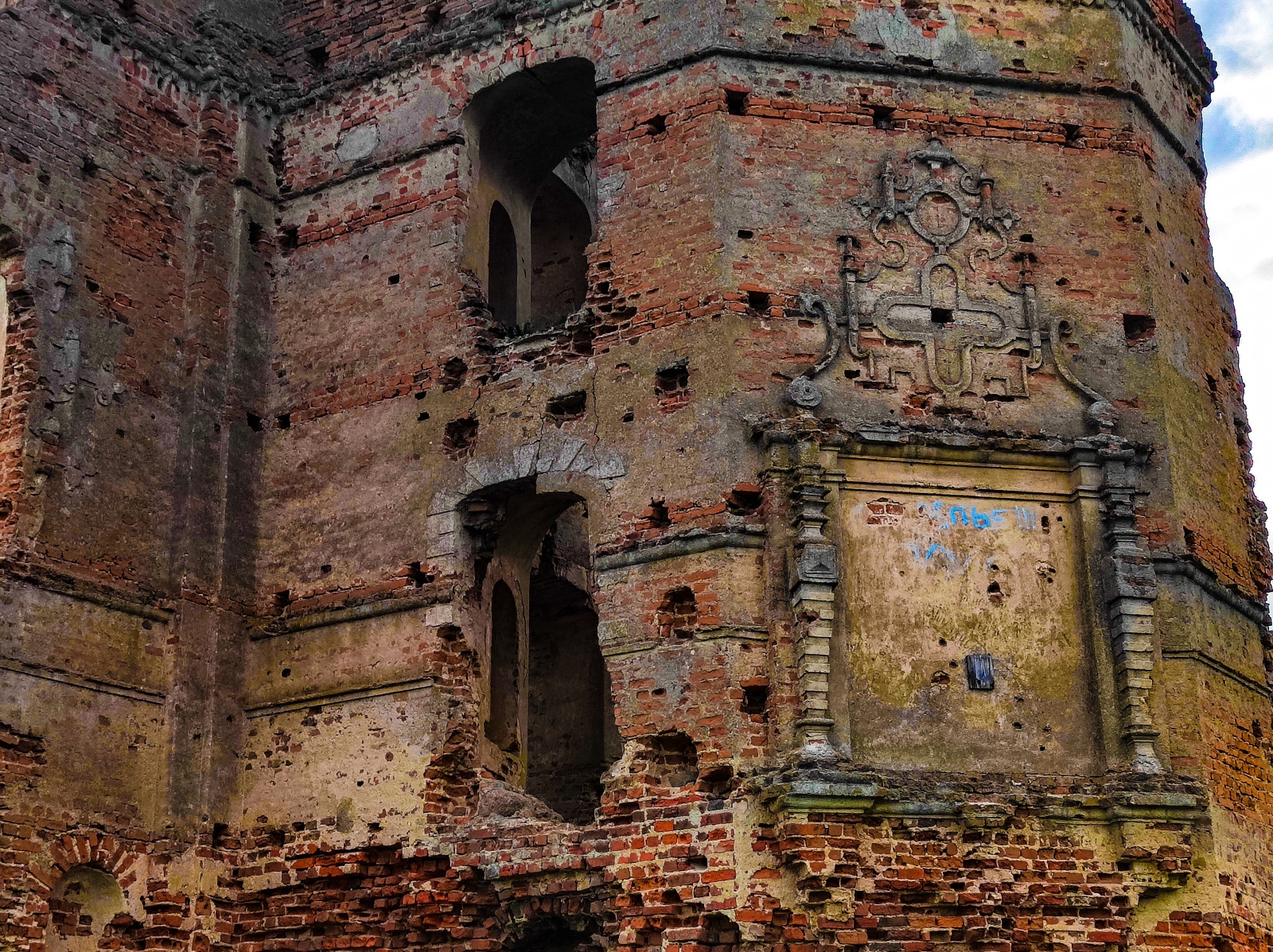 Фрагмент аздаблення муроў замка Белы Ковель. Фота: budzma.org