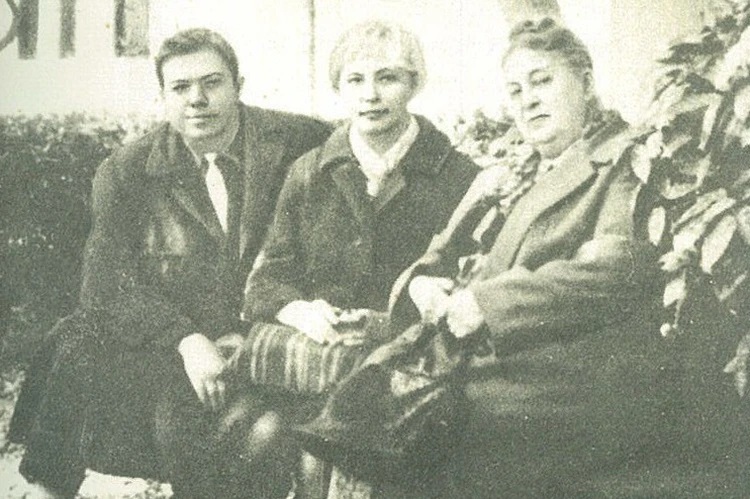 Уладзімір і Валянціна Караткевічы з маці Уладзіміра
