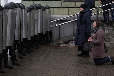«Гэта прыкметы будучай грамадзянскай вайны», — Сьвятлана Алексіевіч, Наста Захарэвіч і Ірына Халіп пра жанчын і пратэсты