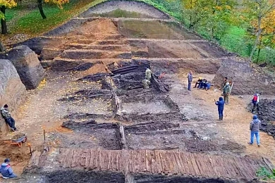 Раскопкі на вале гарадзішча на Менцы
