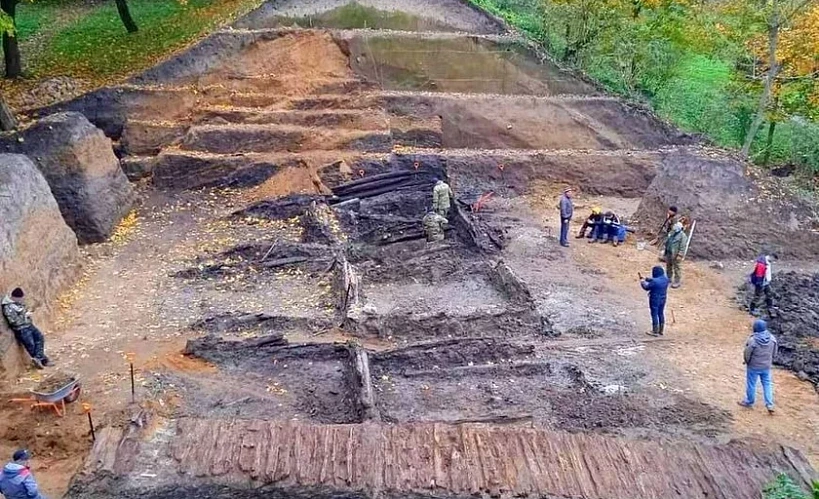 Раскопкі на вале гарадзішча на Менцы
