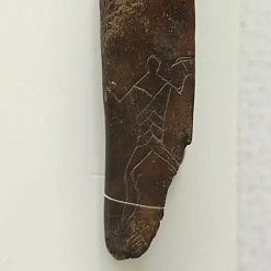 Костка з малюнкам «паляўнічы з сякерай» з паселішча каля вёскі Азярное Любанскага раёна