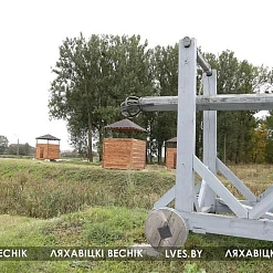 У Ляхавічах пахваліліся копіяй гістарычнага замка, якая мусіць прыцягнуць турыстаў — чатыры будкі больш нагадваюць прыбіральні Твор камунальнага ўпарадкавання