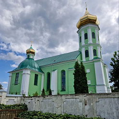 У Слоніме рэнесансны храм XVII стагоддзя пафарбавалі ў ярка-зялёны колер