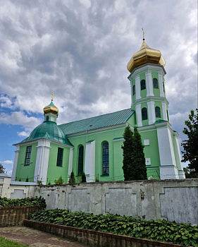 У Слоніме рэнесансны храм XVII стагоддзя пафарбавалі ў ярка-зялёны колер