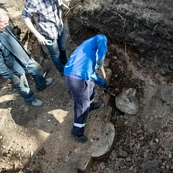 Раскрапаваная трохступеньчая пілястра царквы XII стагоддзя ў раскопе на тэрыторыі Новага замка