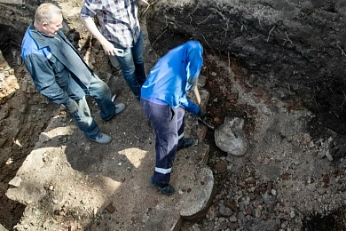 Раскрапаваная трохступеньчая пілястра царквы XII стагоддзя ў раскопе на тэрыторыі Новага замка