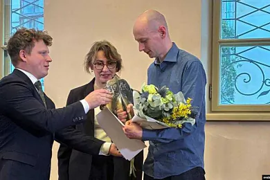 Эдуард Пальчыс атрымлівае за Анджэя Пачобута прэмію Ежы Гедройця